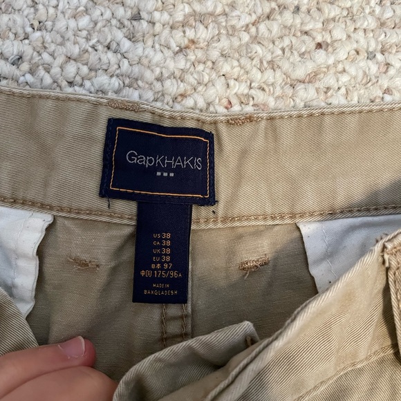 GAP Khaki Shorts - Picture 2 of 2